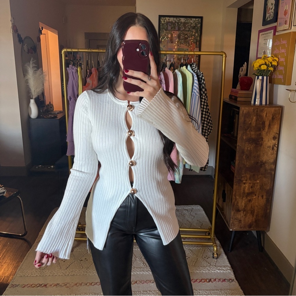 NEW Commense White Ribbed Knit Button Front Sweater - Picture 3 of 14
